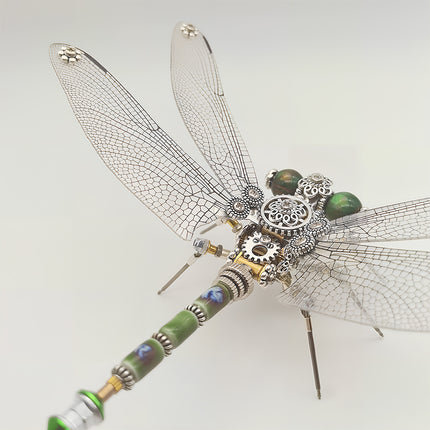 This is a detailed finished piece of Tablefunny’s steampunk dragonfly 3D metal puzzle: Made of silver-toned metal, its wings replicate the dragonfly’s delicate textures, with green bead decorations on the head. The body is densely fitted with steampunk elements like gears and carved metal parts, while the tail has green and blue accents. Rich in mechanical details and exquisite craftsmanship, it’s a craft that blends assembly fun and decorative value.