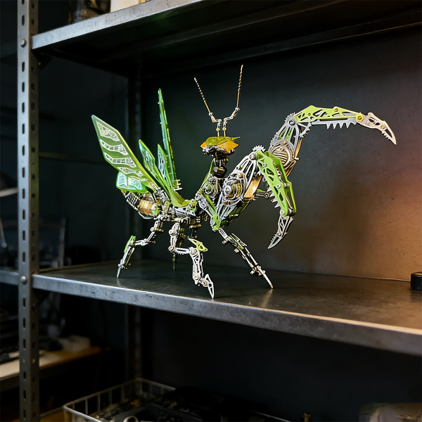 An elaborate green and silver steampunk mech praying mantis maquette en metal with translucent wings, displayed on a dark metal shelf. This intricate 3D metal model kit is a captivating steampunk puzzle, showcasing detailed mechanical craftsmanship.