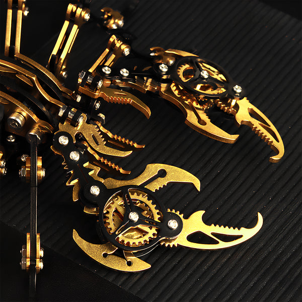  Extreme close-up of the golden claws and gears of a mechanical scorpion, highlighting the precision and detail of this metal model kit and metallic 3D puzzle.