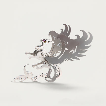 Dieses elegante silberne Modell aus mythischem Metall mit einem Edelsteinauge ist ein fantasievolles 3D-Puzzle zum Selberbauen aus unserem Premium-Sortiment „Metal Kits“. Es eignet sich hervorragend für Spaß am Schreibtisch.