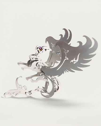 Dieses elegante silberne Modell aus mythischem Metall mit einem Edelsteinauge ist ein fantasievolles 3D-Puzzle zum Selberbauen aus unserem Premium-Sortiment „Metal Kits“. Es eignet sich hervorragend für Spaß am Schreibtisch.